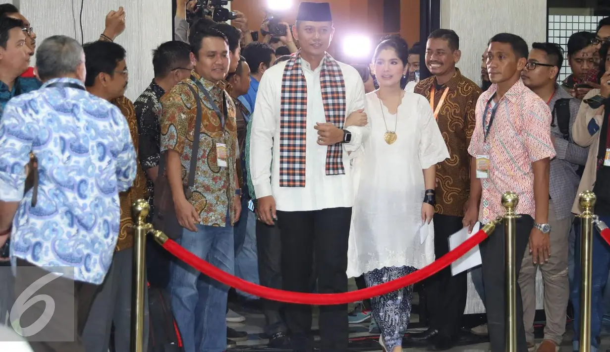 Agus Harimurti Yudhoyono menggandeng istrinya saat tiba di KPUD Jakarta, Jumat (23/9). Kedatangan Agus untuk mendaftarkan diri sebagai Cagub DKI Jakarta 2017. (Liputan6.com/Immanuel Antonius)