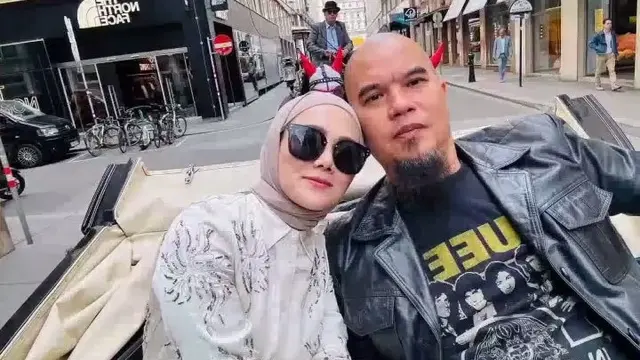 Seru Naik Andong, Ini 7 Potret Ahmad Dhani dan Mulan Jameela Liburan di Slovakia