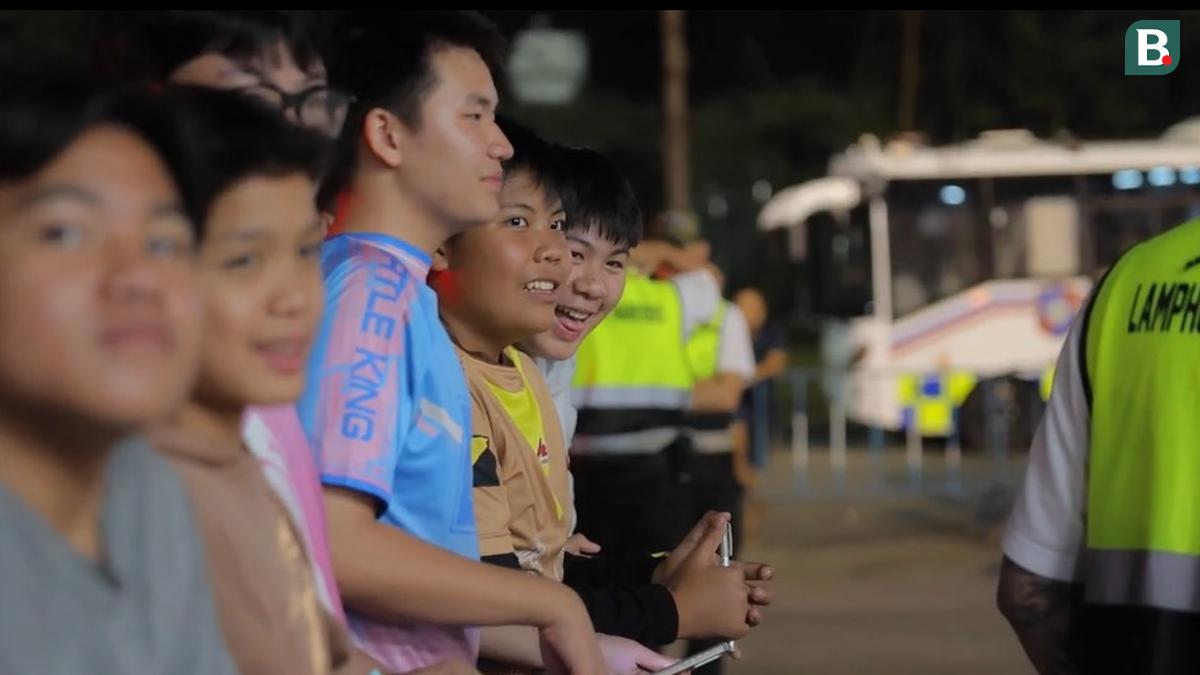 Timnas Indonesia U-22 Tetap Jadi Primadona Warlok Thailand meski Tersingkir dari SEA Games 2025: Bocil-Bocil Setia Nungguin Tanda Tangan