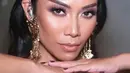 Anggun C Sasmi merupakan penyanyi Indonesia yang sudah mendunia. Kariernya di dunia tarik suara tentu sudah diakui banyak orang. Hingga saat ini ia masih terus berkarya dan kerap tampil di luar negeri. (Liputan6.com/IG/@teamanggun)