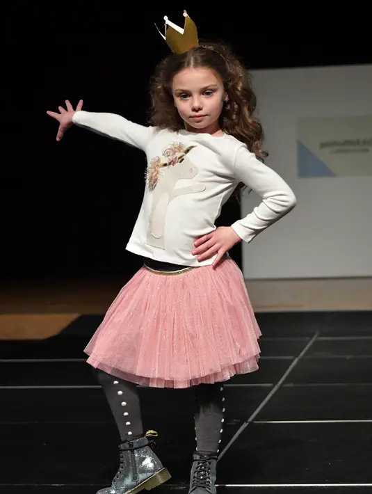 Model cilik berpose mengenakan busana Oh Baby! saat berjalan di atas catwalk selama petitePARADE  di Children's Club di Jacob Javits Center, New York, AS (9/1). (Mike Coppola/Getty Images for petitePARADE/AFP)
