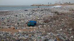 Tumpukan sampah-sampah plastik tersapu ke darat saat badai melanda kota pantai Zouq Mosbeh di Laut Tengah, utara Beirut, Lebanon, 22 Januari 2018. Hampir segala limbah termasuk plastik hingga pembalut wanita menumpuk di pantai itu. (AP/Hussein Malla)