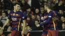 Pemain Barcelona, Wilfrid Kaptoum (tengah) merayakan golnya bersama rekan-rekannya pada leg kedua semifinal Copa Del Rey di Stadion Mestalla, Valencia, Kamis (11/2/2016) dini hari WIB. (AFP/Jose Jordan)
