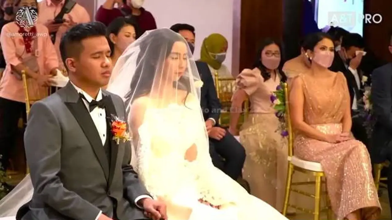 7 Momen Pemberkatan Nikah Joshua Seherman dan Clairine Clay yang Bikin Penonton Haru