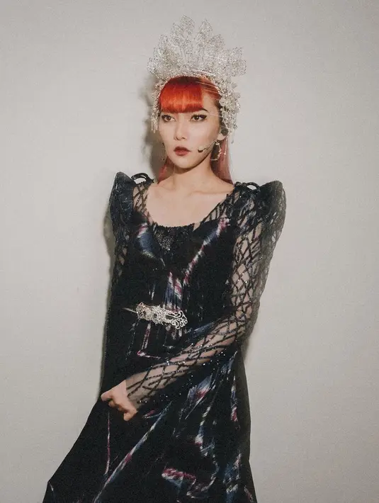 Di sesi terakhir, Isyana menjelma menjadi sosok seperti ratu dengan gaun etnik hitam [@isyanasarasvati]