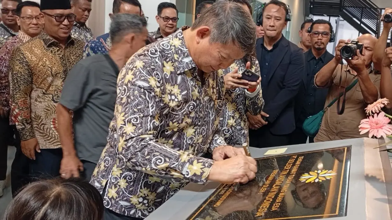 Hashim Djojohadikusumo meresmikan pabrik solder ramah lingkungan di Batam. (Foto: Liputan6.com/Ajang Nurdin)