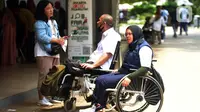 Pelamar mengendarai kursi roda saat menghadiri Job Fair Disabilitas bertajuk Cinta Disabilitas di Lapangan Banteng, Jakarta, Sabtu (3/12/2022). Acara ini digelar untuk meningkatkan kesadaran terhadap disabilitas di tengah masyarakat, sehingga memiliki akses yang sama dengan non disabilitas dalam pemenuhan kebutuhan dasar hidup. (merdeka.com/Imam Buhori)