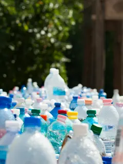 Ilustrasi Mengkonsumsi Bahan Plastik Credit: Pexels.com/Mali