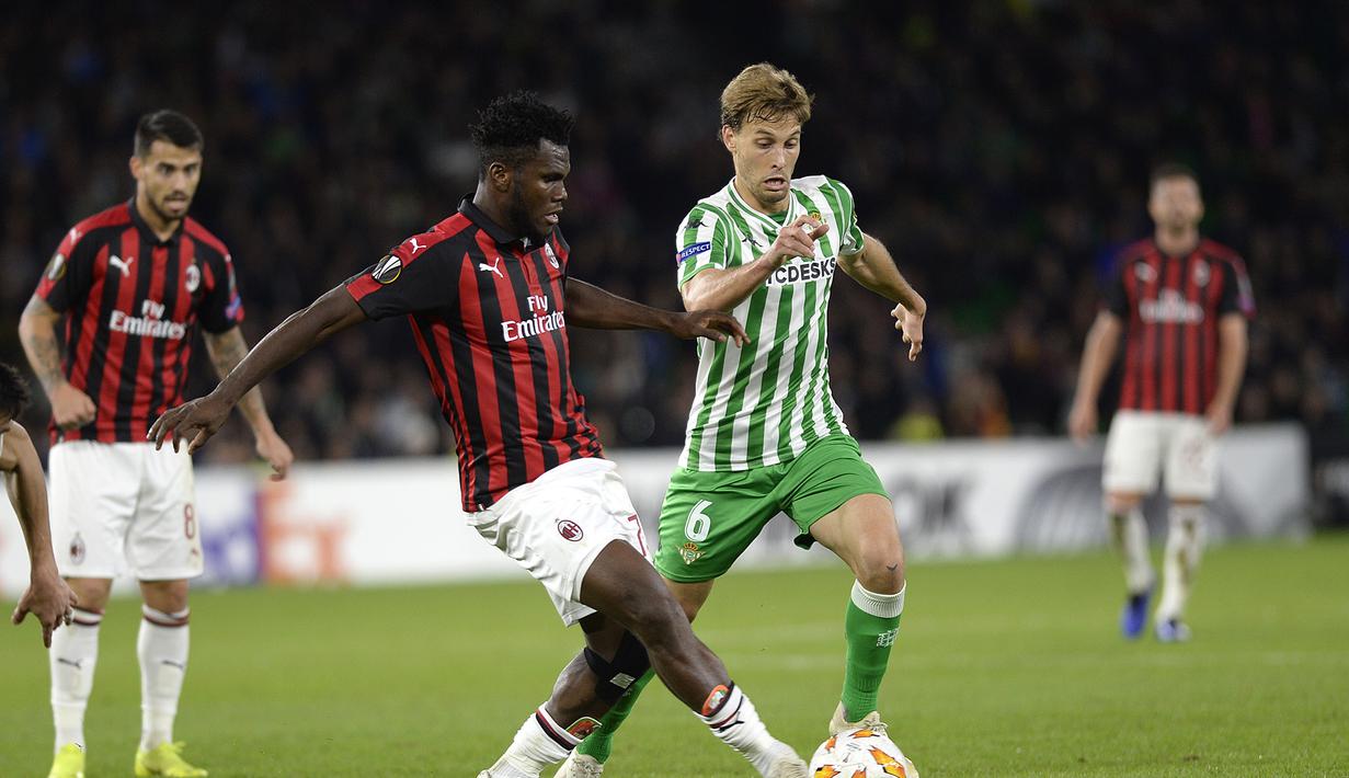 Meski menderita cedera, gelandang AC Milan, Frank Kessie tampil apik pada fase grup LigaEuropa yang berlangsung di Stadion Benito Villamarin, Spanyol (9/11),  AC Milan bermain imbang 1-1 kontra Real Betis (AFP/Cristina Quicler)