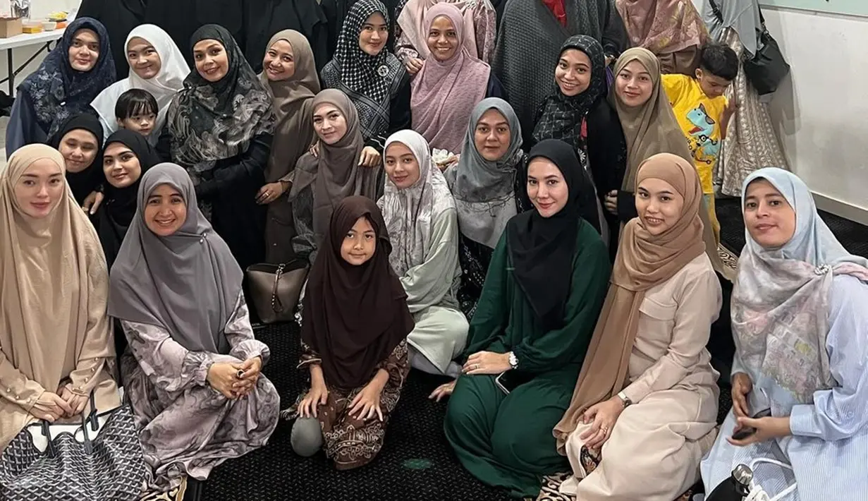 Perubahan tidak hanya terjadi pada tubuhnya, namun juga penampilan berpakaian. Setelah menjalani umrah, pedangdut yang mempopulerkan goyang itik itu mulai tampil berhijab. Rupanya, ia memantapkan diri untuk selalu berhijab di depan umum. Potretnya mengikuti kajian pun banjir pujian. (Liputan6.com/IG/@zaskia_gotix)