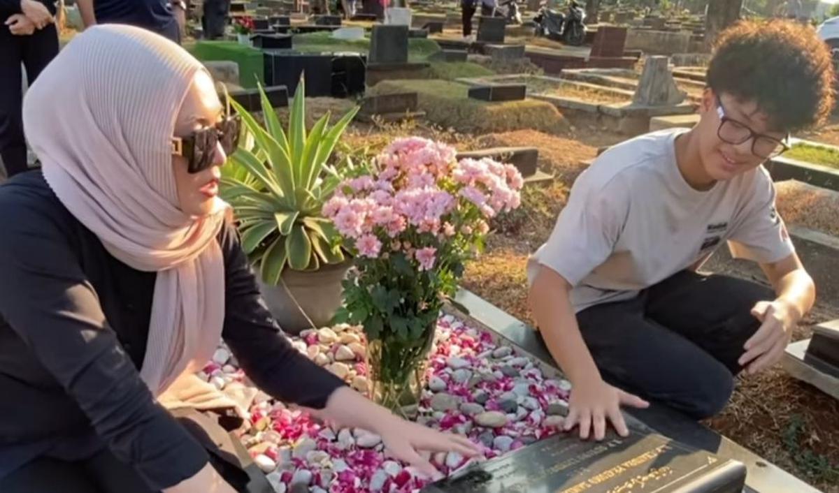 Angelina Sondakh menyampaikan terima kasih atas doa yang dipanjatkan untuk mendiang suaminya.<br>