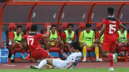 Kejadian tersebut berawal saat pemain Filipina, Jaime Rosquillo melanggar dengan keras Syharian Abimanyu saat keduanya berlari mengejar bola. (Bola.com/Ikhwan Yanuar)