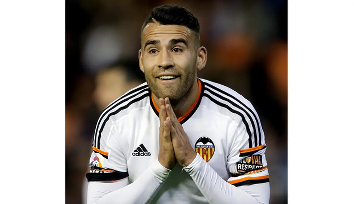 Pemain Valencia, Nicolas Otamendi tampil pada laga La Liga melawan Athletic Bilbao di Stadion Mestalla, Spanyol, Minggu (9/11/2014). Sempat dikaitkan dengan Manchester United namun Otamendi malah resmi pindah ke Manchester City. (EPA/Juan Carlos Cardenas)