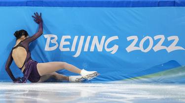 Zhu Yi dari China, jatuh dalam kompetisi skating tim program pendek putri di Olimpiade Musim Dingin 2022, Minggu, 6 Februari 2022, di Beijing. (AP Photo/Natacha Pisarenko)