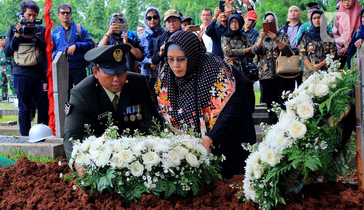 Keluarga dan kerabat melakukan tabur bunga di makam Mantan Menteri Urusan Peranan Wanita, Siti Aminah Sugandhi atau lebih dikenal Mien Sugandhi di TMPN Kalibata, Jakarta, Senin (6/1/2020). Mien menjabat sebagai MUPW pada era Presiden Soeharto, 1993 hingga 1998. (merdeka.com/magang/ Muhammad Fayyadh)