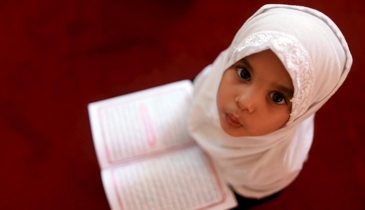 Ekpresi seorang anak saat belajar membaca kitab suci Alquran saat bulan suci Ramadan di sebuah sekolah di Benghazi, Libya, 5 Juli 2015. (REUTERS/Esam Al - Omran Fetori)