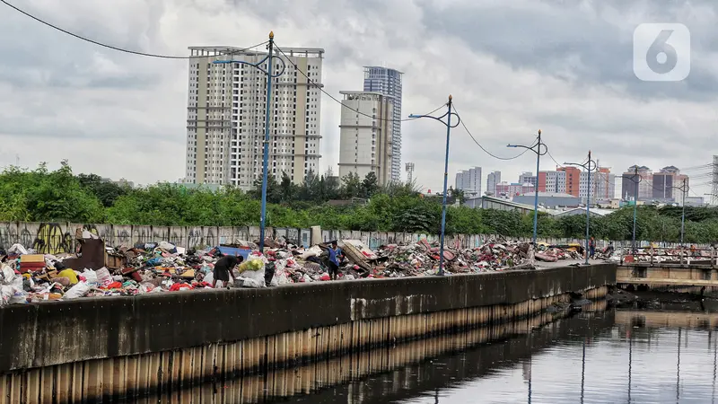 Tumpukan Sampah Sisa Banjir dari Kali Cengkareng