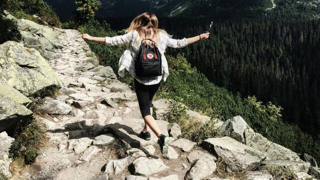 5 Tips Hiking untuk Cewek Pemula yang Wajib Kamu Tahu Sebelum Mendaki