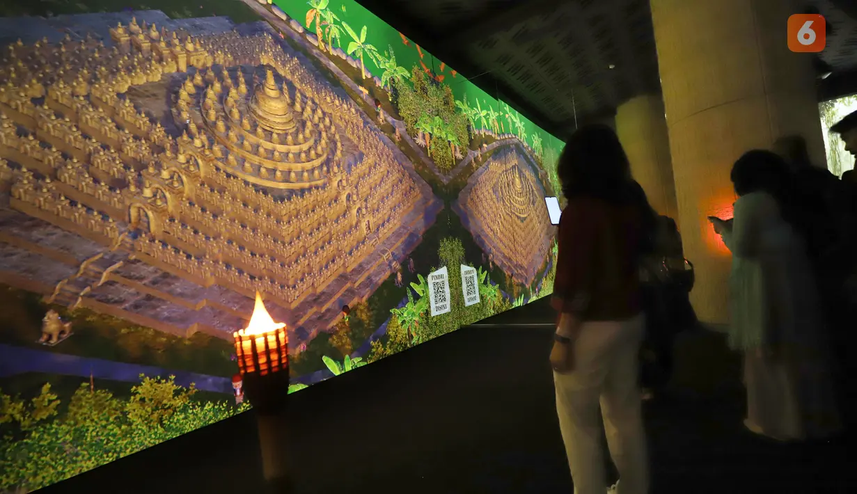 Pengunjung menikmati pengalaman imersif Purwacarita Borobudur di Galeri Indonesia Kaya, Grand Indonesia, Jakarta, Selasa (1/9/2026). Karya tersebut memadukan teknologi Ethical AI, proyeksi visual, dan teater imersif untuk menghadirkan kisah asal mula serta sejarah Candi Borobudur secara interaktif. (KLY/Budy Santoso)