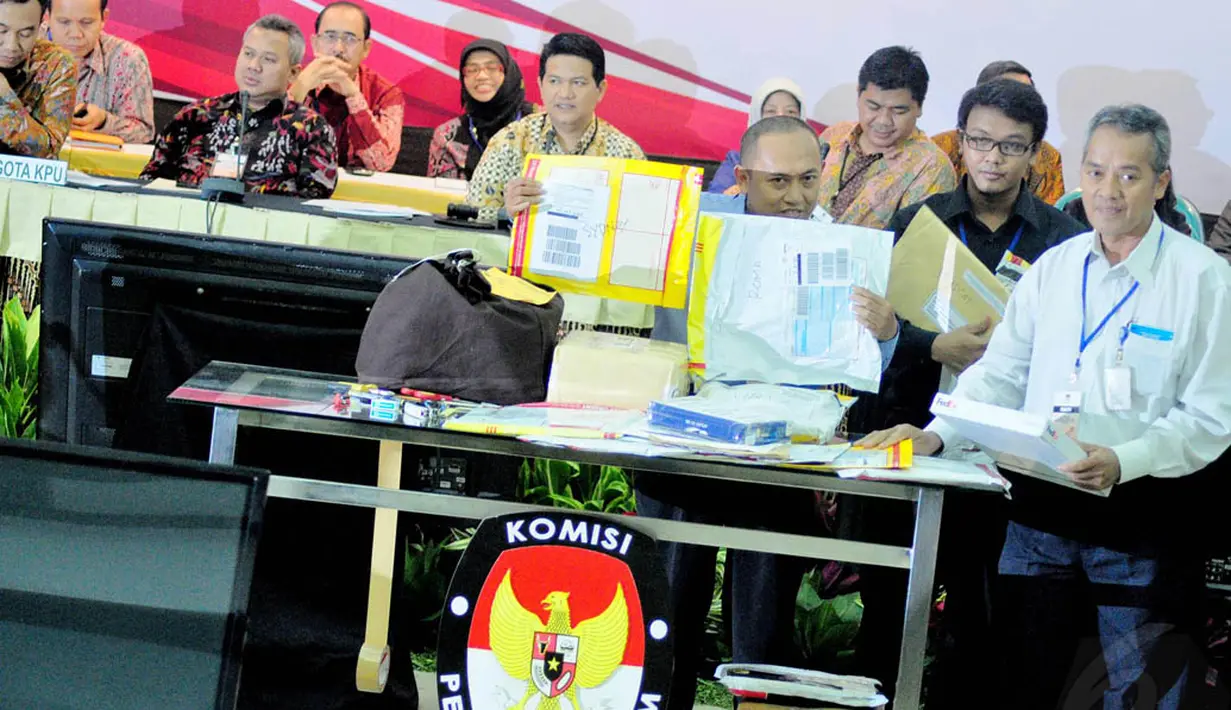 Petugas memperlihatkan berkas  surat suara Pilpres 2014 luar negri di kantor KPU.  (Liputan6.com/Faizal Fanani)