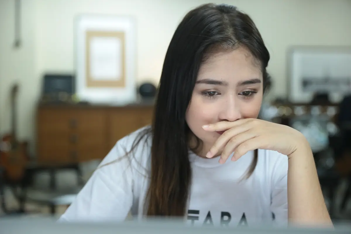 [Bintang] Ekspresi Serius Prilly Latuconsina di Film Danur