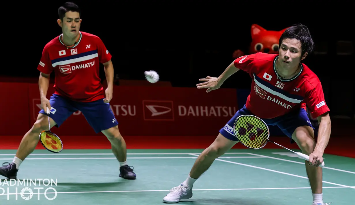 Setelah jeda, Hoki/Kobayashi masih memegang kendali permainan. Mereka bahkan berhasil menambah tiga angka secara langsung menjadi 14-5. Akhirnya wakil Jepang tersebut mampu memenangkan gim pertama dengan skor 21-11. (Badminton Photo/Raphael Sachetat)