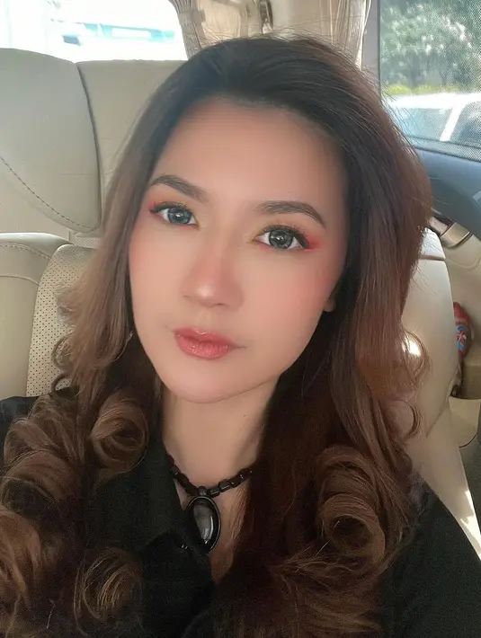 Jika dibandingkan dengan penampilannya beberapa tahun lalu, wajah Asty Ananta memang terlihat berbeda. Kini ia terlihat lebih cantik. (FOTO: instagram.com/asty_ananta/)