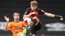 Gelandang Newcastle United, Javier Manquillo, berebut bola dengan gelandang Bournemouth, David Brooks, pada laga lanjutan Premier League pekan ke-32 di Vitality Stadium, Kamis (2/7/2020) dini hari WIB. Newcastle menang 4-1 atas Bournemouth. (AFP/Peter Cziborra/pool)