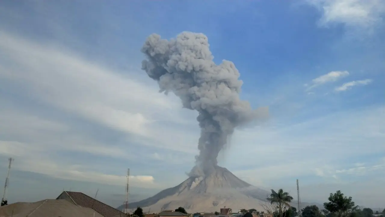 Kembali Erupsi, Abu Vulkanik Gunung Sinabung Capai 3.500 Meter