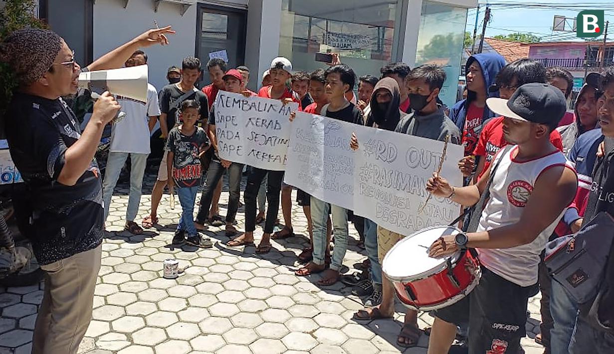 Aliansi suporter tersebut merupakan gabungan dari 5 fan base Madura United, yaitu K Conk Mania, Trunojoyo Mania, Taretan Dhibi, Ultras Madura dan Peccot Mania. (Bola.com/Aditya Wany)