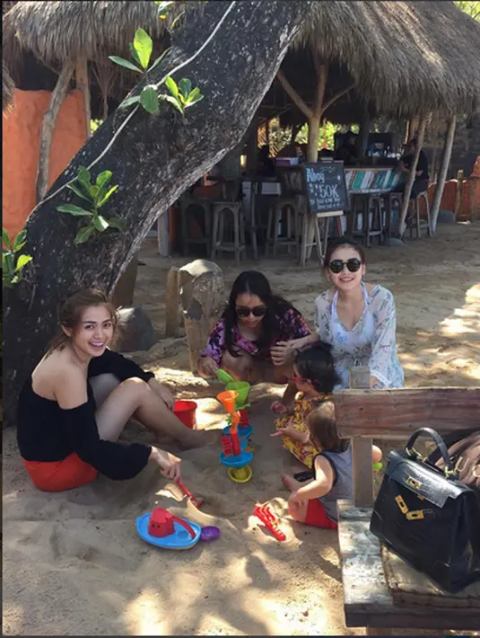 "My happiness 🎀" tulis Jessica Iskandar di akun instagram miliknya. (via instagram/@jedarcantik)