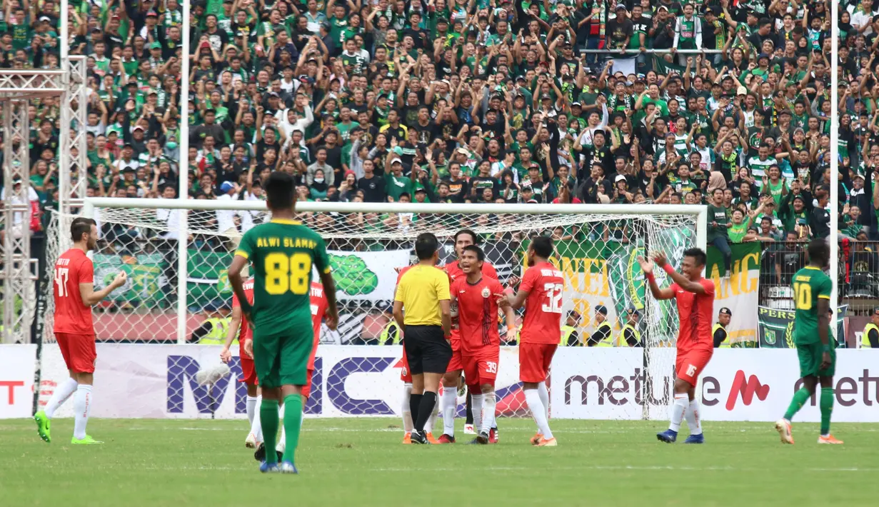 Pemain Persija Jakarta protes pada laga final di Stadion Gelora Delta, Sidoarjo, Kamis (20/2). (Bola.com/Aditya Wany)