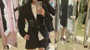 Dian Sastrowardoyo tampak padukan kemeja putih dengan blazer hitam dan rok mini ruffle. Belt bag dari Dior hitam bentuk siluet pinggang Dian [@therealdisastr]