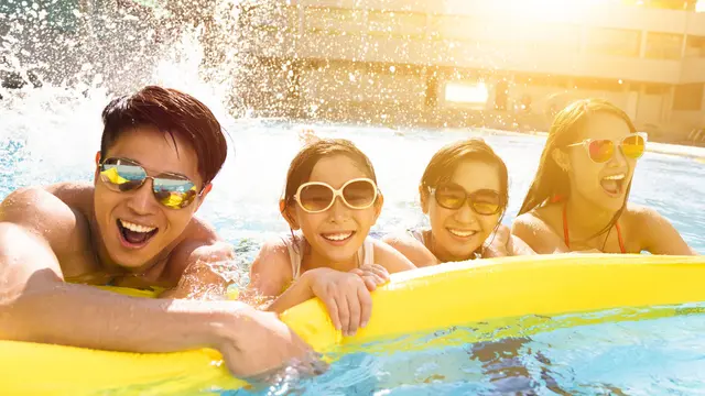 Ilustrasi berenang bersama keluarga