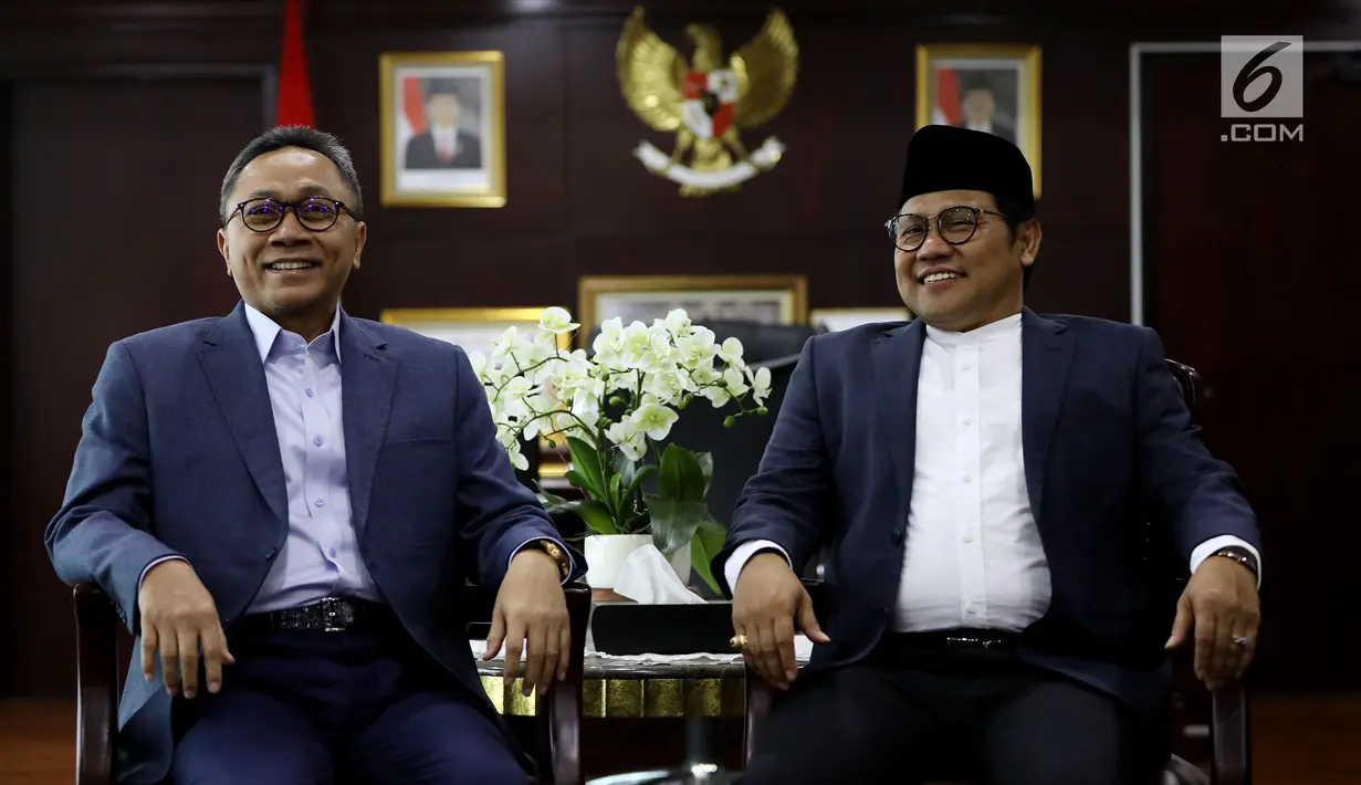 Ketua MPR Zulkifli Hasan (kiri) menerima kedatangan Ketua Umum PKB Muhaimin Iskandar di Kompleks Parlemen Senayan, Jakarta, Jumat (11/5). Pertemuan membahas kondisi kebangsaan terkini jelang Pilkada 2018 dan Pilpres 2019. (Liputan6.com/Johan Tallo)