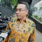 Anggota DPR, Teguh Juwarno memberi keterangan pers usai diperiksa KPK di gedung KPK, Jakarta, Rabu (14/12). Teguh diperiksa sebagai saksi untuk tersangka Sugiharto terkait kasus korupsi proyek pengadaan e-KTP tahun 2011-2012. (Liputan.com6/Helmi Affandi)