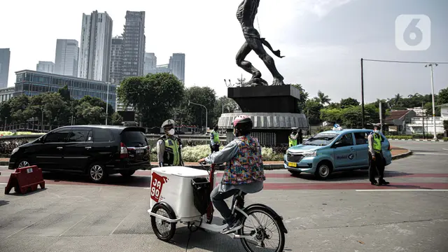 FOTO: Sepinya Jalan Utama Jakarta di Masa PPKM Darurat