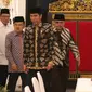 Presiden Joko Widodo bersama Wapres Jusuf Kalla bersiap memberi sambutan saat menghadiri acara pemabayaran zakat melalui Baznas  di Istana Negara, Jakarta, Senin (28/5). (Liputan6.com/Angga Yuniar)