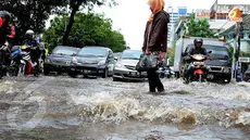 Genangan air yang mencapai ketinggian 30 cm menyebabkan kemacetan di Jl. Gajah Mada (Liputan6.com/Faisal R Syam).