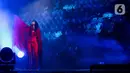 Setelahnya, Isyana Sarasvati tampil membawakan beberapa lagu secara berturut-turut, mulai dari lagu "Sikap Duniawi" hingga "All or Nothing". (Liputan6.com/Herman Zakharia)
