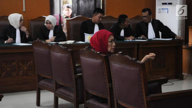 Terdakwa kasus dugaan penyebaran berita bohong atau hoaks Ratna Sarumpaet menjalani sidang lanjutan di PN Jakarta Selatan, Rabu (6/3/2019). Sidang tersebut beragendakan pembacaan nota keberatan atau eksepsi. (Liputan6.com/Herman Zakharia)
