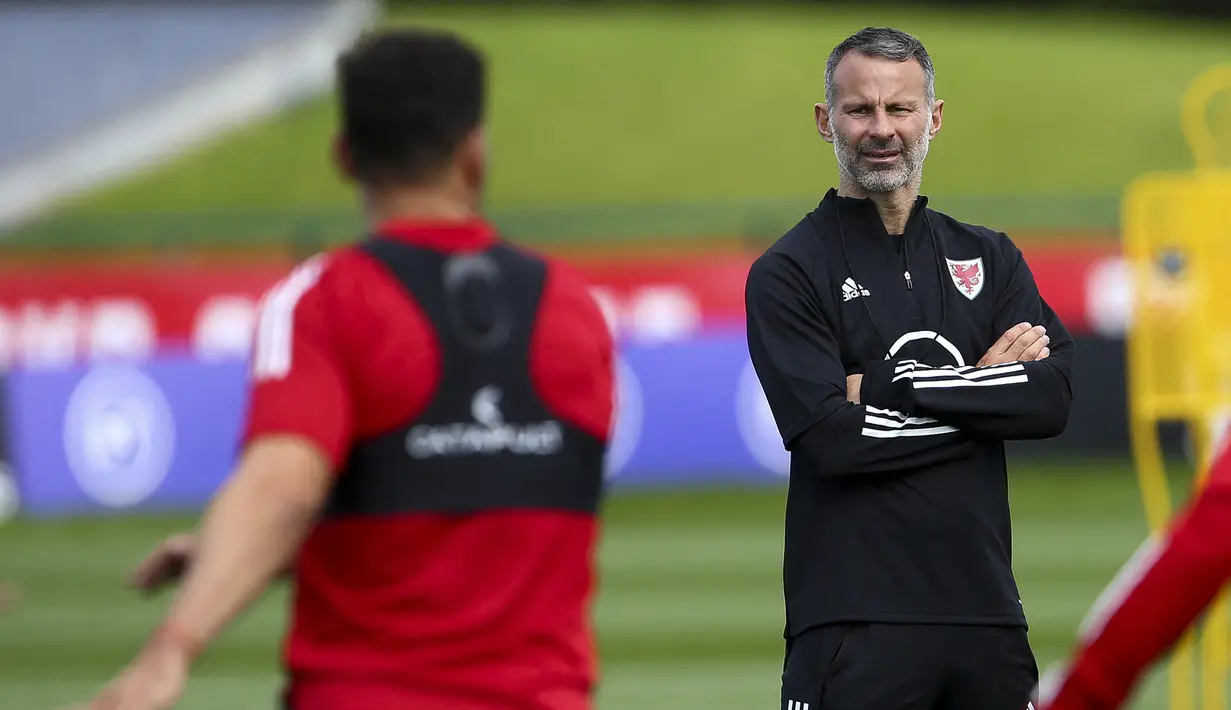 Ryan Giggs. Gelandang Wales ini total 23 tahun ditangani Alex Ferguson mulai 1990-2013. Usai Ferguson pensiun pada 2013, ia sempat menjadi caretaker pelatih pada akhir musim 2013/2014 menggantikan David Moyes yang dipecat. Kini menukangi Timnas Wales sejak Januari 2018. (Foto: AFP/Geoff Caddick)