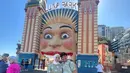 Selain ke Gedung Opera Sydney, pasangan ini mengunjungi banyak tempat, salah satunya adalah Luna Park. Australia sendiri memang menjadi salah satu negara tetangga yang banyak dikunjungi selebriti Indonesia ketika momen liburan. (Liputan6.com/IG/@indrabekti)
