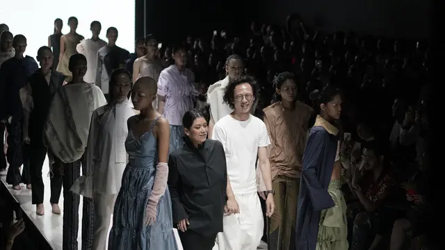 Tangan di Plaza Indonesia Fashion Week