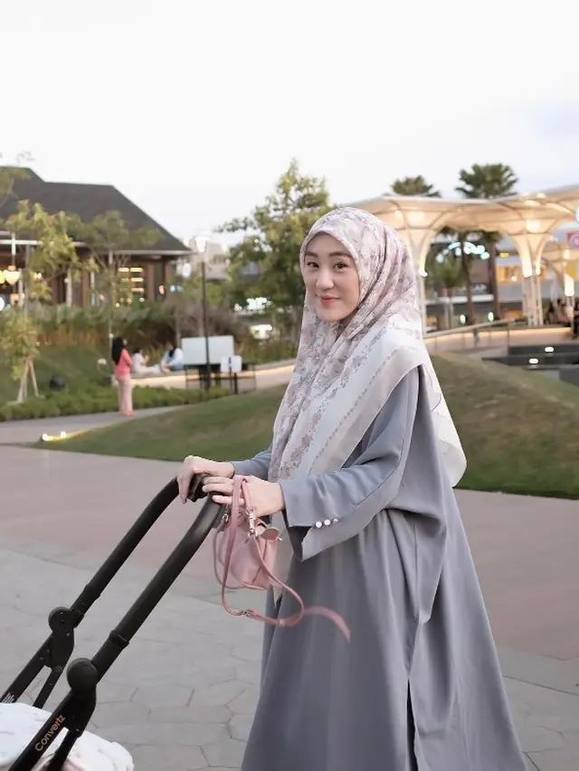 Potret Larissa Chou Menawan dengan Hijab Motif