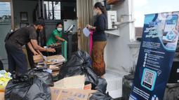 Faskes antre menyetorkan sampah daur ulang untuk membantu melunasi tunggakan peserta BPJS Kesehatan Badung di Klinik Bhakti Rahayu Dalung, Badung, Bali, Jumat (6/5/20222). Gerakan Faskes (GERFAS) Badung  yakni menukarkan sampah yang layak daur ulang setiap bulan sekali untuk membayar tunggakan JKN masyarakat. (merdeka.com/Arie Basuki)