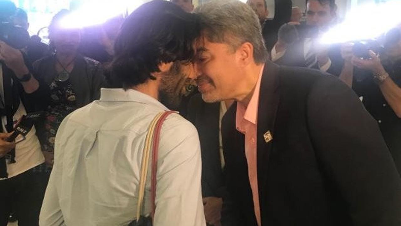 Behrouz Boochani disambut dengan salam tradisional Maori Iwi Ngai Tahu di bandara Christchurch