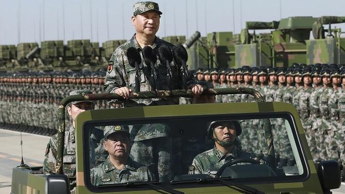 Presiden China Xi Jinping saat memeriksa pasukan dalam parade militer yang berlangsung di Mongolia Dalam (Li Gang/Xinhua via AP)