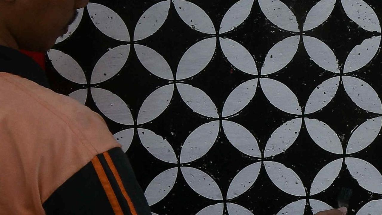 Gambar mural yang dibuat seluruhnya bertema kemerdekaan hingga kebudayaan Indonesia seperti motif batik ini.