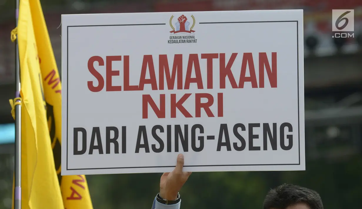 Massa mengatasnamakan Alumni Universitas Indonesia membawa poster saat mengawal sidang perdana sengketa Pilpres 2019 di gedung Mahkamah Konstitusi (MK), Jumat (14/6/2019). Massa menggunakan rompi kuning dan membawa beberapa atribut, diantaranya spanduk dan beberapa banner. (merdeka.com/Imam Buhori)